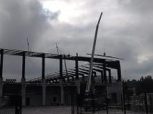 Na stadionie Sandecji coś drgnęło. Zaczęli montować dach! [ZDJĘCIA]