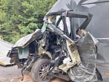 Groźny wypadek w Moszczenicy. Samochód dostawczy zderzył się z ciągnikiem rolniczym