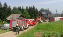 Strażacy gasili pożar w Bukowcu. Płonął budynek gospodarczy [ZDJĘCIA]