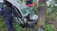 Śmiertelny wypadek pod Nowym Sączem. Samochód z impetem uderzył w drzewo