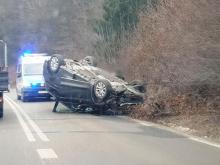 Wypadek w Naściszowej. Dachował samochód, którym jechała matka z dzieckiem