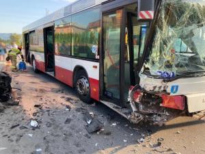 Wypadek na ul. Węgierskiej. Samochód zderzył się z autobusem, są ranni  