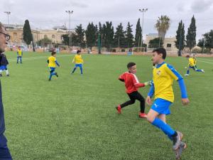Chłopcy z Akademii Piłkarskiej Limanovia, odbierają swoją nagrodę na Malcie